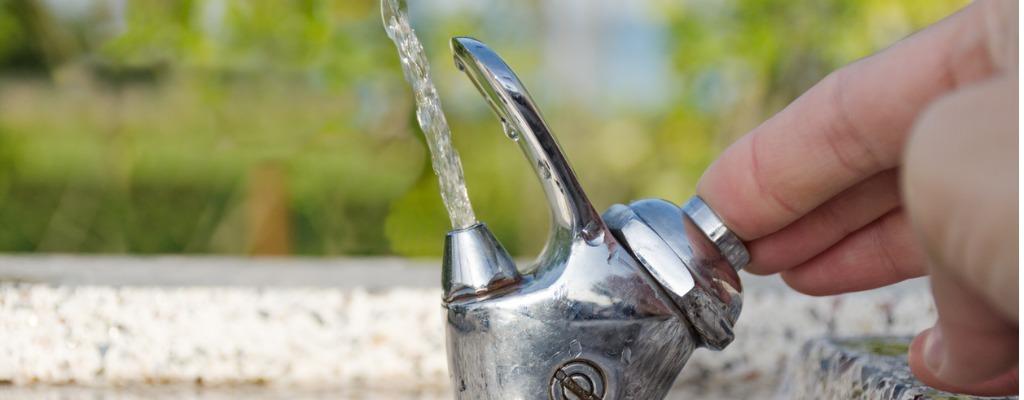 Buying Guide for Drinking Bubblers: 5 Factors to Consider
