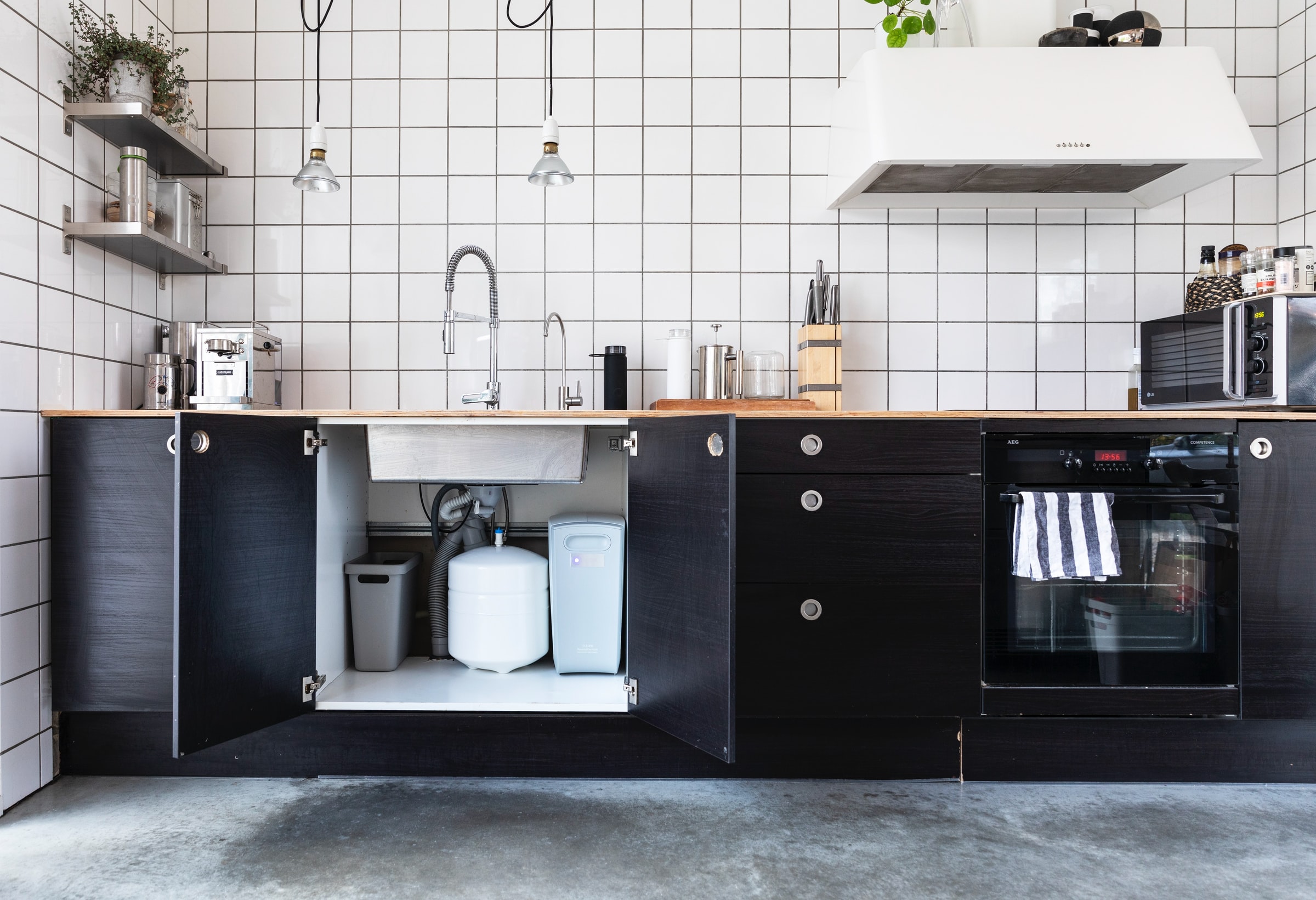 kitchen with water filter under sink